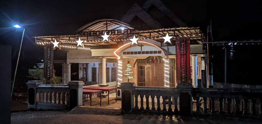 Simfoni dalam Kesederhanaan: Narasi Estetika dan Pengabdian Tim Dekorasi GPPS Shalom Sumengko Gresik